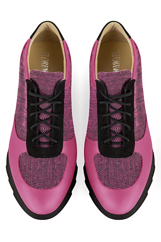 Basket femme habillee rose fuchsia et noir mat. Semelle epaisse